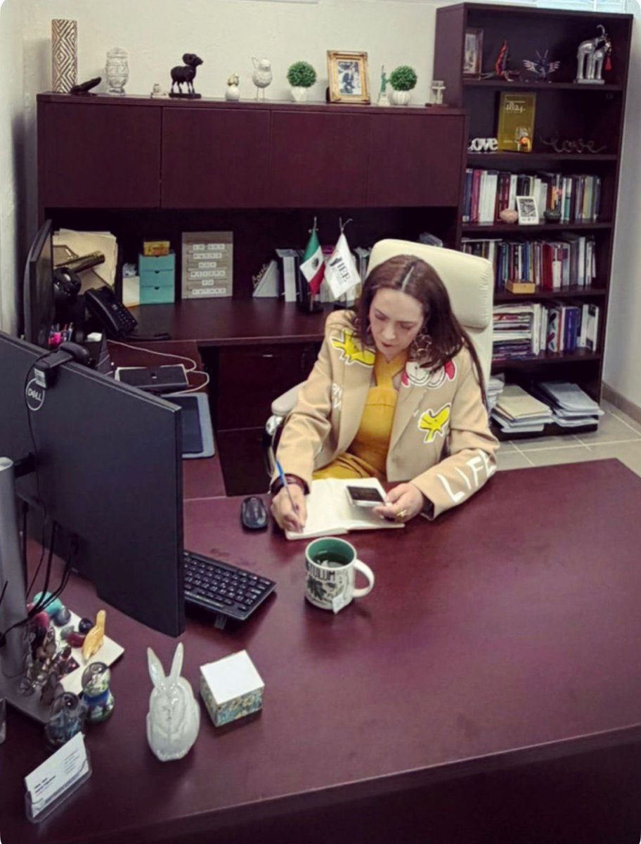 verajuarezf's tweet photo. 💜📚 #OPPMBC | Violencia Política contra las Mujeres en Razón de Género

⚖️ Desde el #OPPMBC tuvimos la oportunidad de contar con la Dra. Irina Graciela Cervantes Bravo, Magistrada de la Sala Regional Guadalajara del TEPJF, quien impartió la capacitación especializada “Violencia Política contra las Mujeres en Razón de Género en sede jurisdiccional: Estudio y Casos Prácticos”.

📚 Una reflexión central fue que no toda crítica, confrontación o debate político constituye violencia política contra las mujeres en razón de género. La diferencia está en analizar el contexto y determinar cuándo una conducta incorpora elementos o estereotipos de género y tiene por objeto o resultado menoscabar, limitar o anular el reconocimiento, goce o ejercicio de los derechos político-electorales de las mujeres.

A partir de sentencias y casos prácticos, revisamos los criterios jurisdiccionales que permiten hacer esta distinción con rigor y perspectiva de género, evitando tanto normalizar la violencia como confundirla con las expresiones propias del debate político.

Participé como Presidenta del #OPPMBC, junto con Graciela Amezola Canseco, Magistrada del Tribunal de Justicia Electoral del Estado de Baja California; Rebecca Vega Arriola, Titular de la Secretaría de las Mujeres de Baja California; María Melissa Higareda Pineda, Secretaria Técnica del Observatorio, así como nuestras aliadas estratégicas.

👏🏼 Agradezco especialmente a la Dra. Irina Cervantes por compartir sus conocimientos y experiencia, y por llevarnos del análisis conceptual al estudio práctico de los criterios que hoy orientan la atención jurisdiccional de la #VPMRG.

#OPPMBC #VPMRG #ParticipaciónPolítica #DerechosPolíticoElectorales
