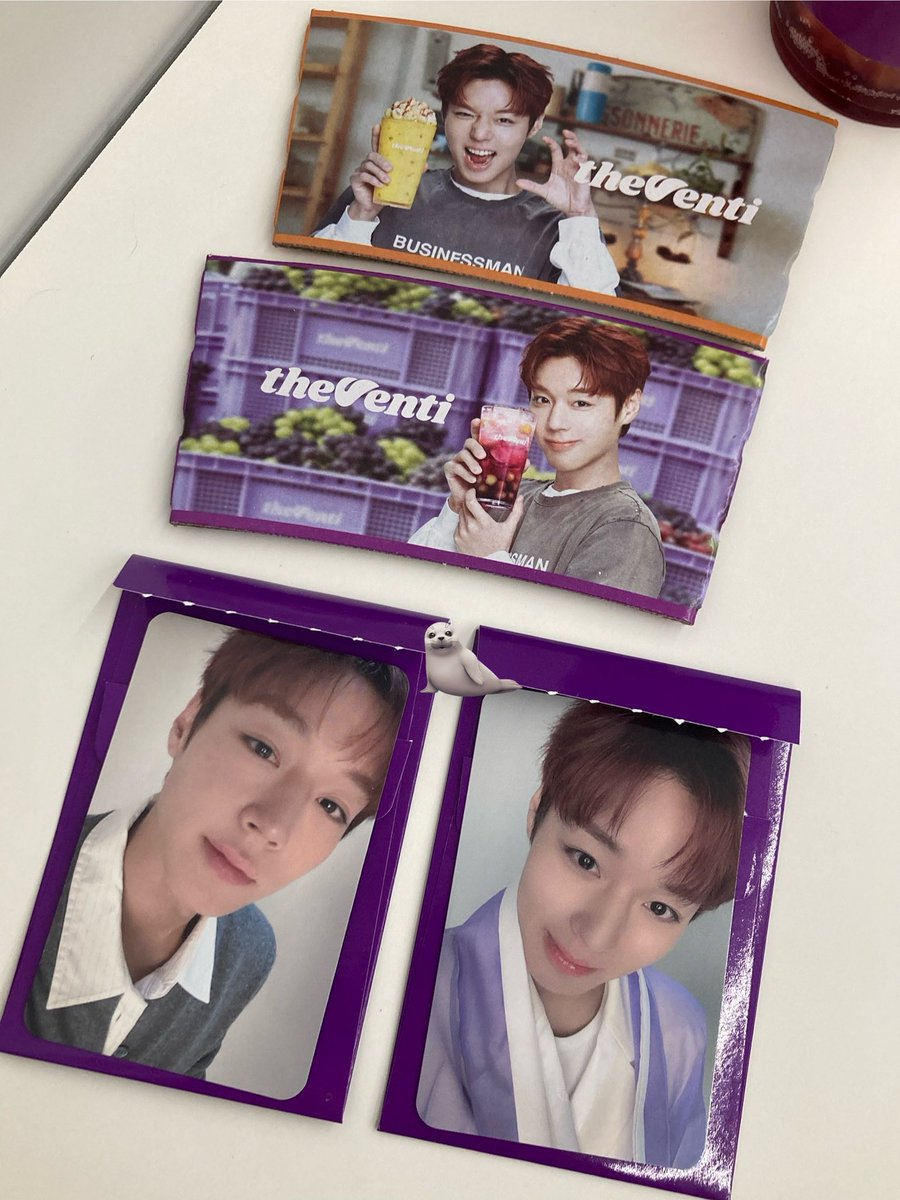 macmac_529's tweet photo. 더벤티 앞에 포스터가 왜 없지..? 했는데 사장님 가게 안에 왕큰 액자에 고이 걸어두셨어 아ㅠㅋㅋㅋ예뿌다 지후니 // https://t.co/YwWpVWYlhY