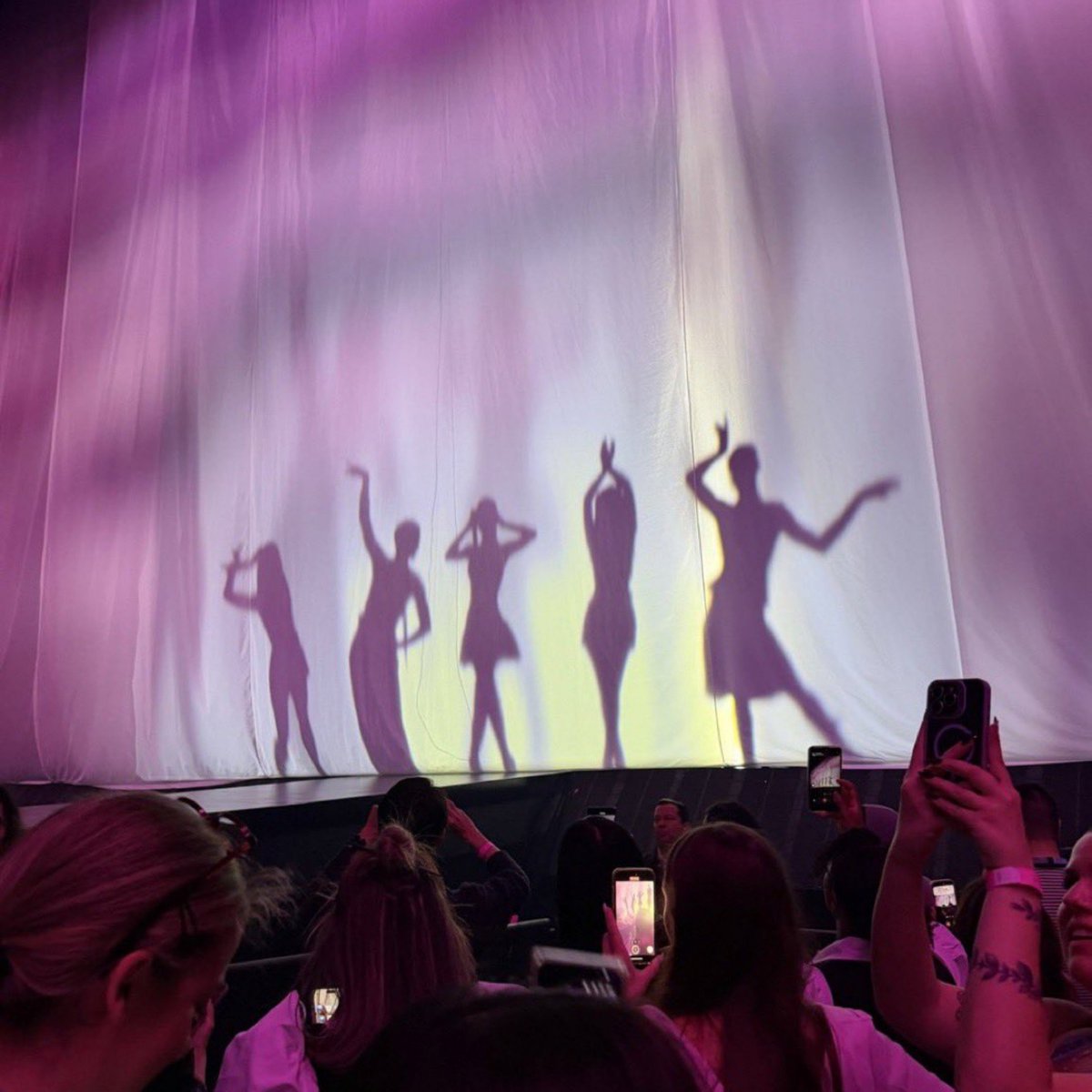 baby_eternally_'s tweet photo. opening night                      closing night https://t.co/ORPGsqNaY1