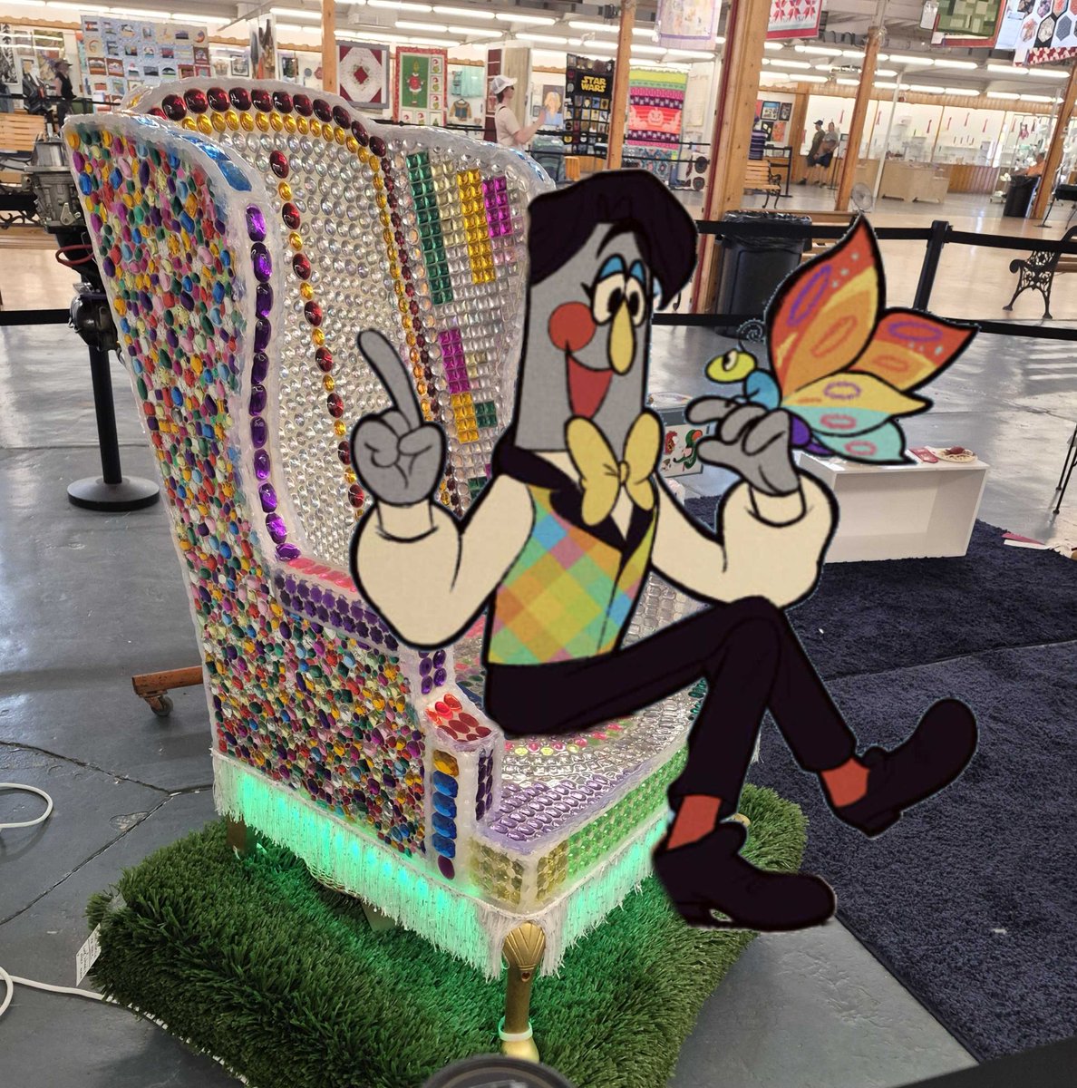honkaiwrecker's tweet photo. I saw this chair at the fair that screamed Welcome home and also a fatass adorable bumble bee, So I edited Frank into them. https://t.co/BtwfCUk905