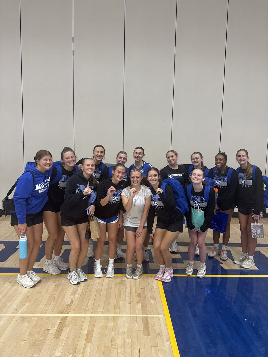MiddieVball's tweet photo. CONGRATS TO SR KENDYL GREGOR on unofficially recording her 1,000th career dig tonight!!! 🤩🤍

The grittiest libero out there!!! So proud of you, Kendyl!!!! What an amazing accomplishment!!! 

#GoMiddies https://t.co/0eQMY9slV7