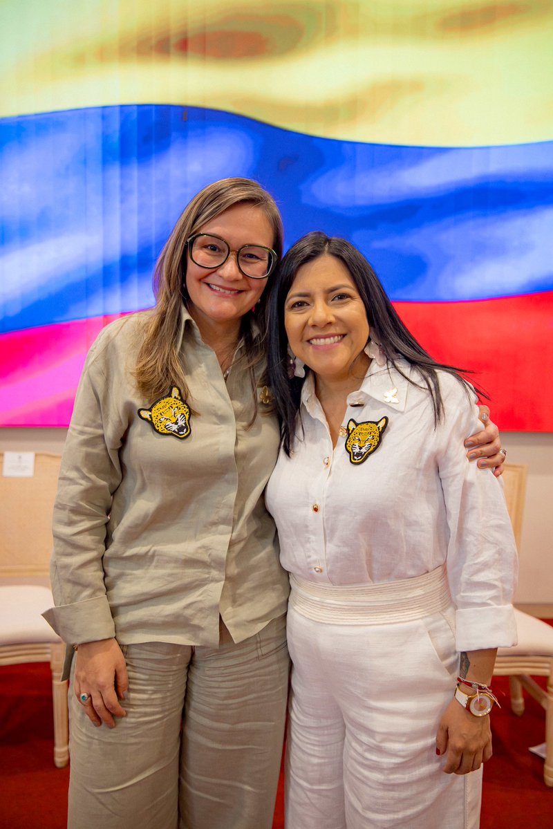 cielo_rusinque's tweet photo. Amigas y amigos, para la foto oficial de ayer, con motivo de mi posesión como Magistrada del CNE, y para la de hoy junto a mi compañera @anajimenabr, escogímos lucir un bello jaguar y una mariposa amarilla.

En Colombia no tenemos tigres, tenemos jaguares. Y, por si no lo sabían, son los felinos que muerden más duro, debe ser por eso que los tigres les huyen.

Mariposas y jaguares es lo que hay en Colombia, símbolos de esperanza, ilusión y fuerza!