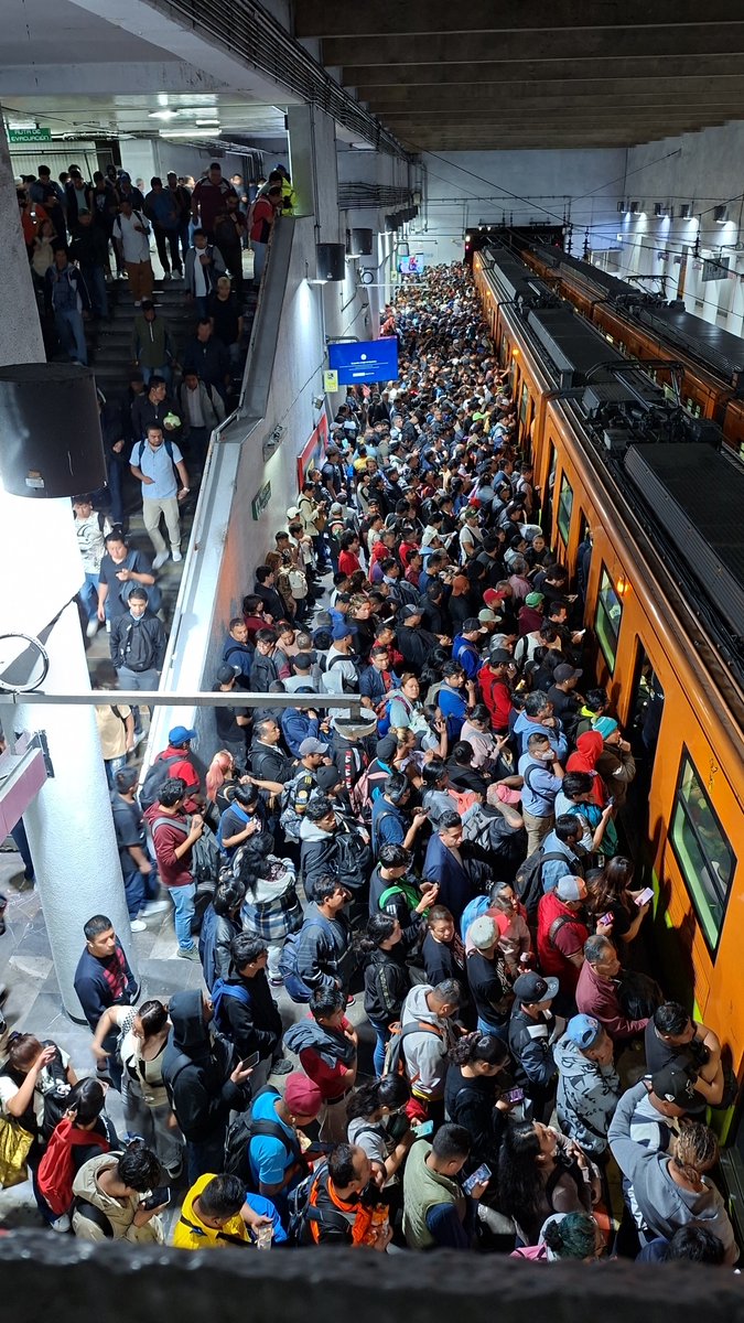 GregMCast's tweet photo. @MetroCDMX @AdrianRubalcava @ClaraBrugadaM así la línea A dirección la paz tres trenes parados y si dar servicio https://t.co/VI7qW3ggXb
