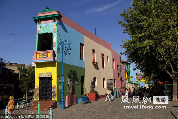 HaileyCorrllva's tweet photo. Hoy exploré el barrio de La Boca en Buenos Aires, tomé fotos coloridas de las casitas y probé empanadas deliciosas. Un día perfecto con aire tanguero! https://t.co/wbLoz28pi0