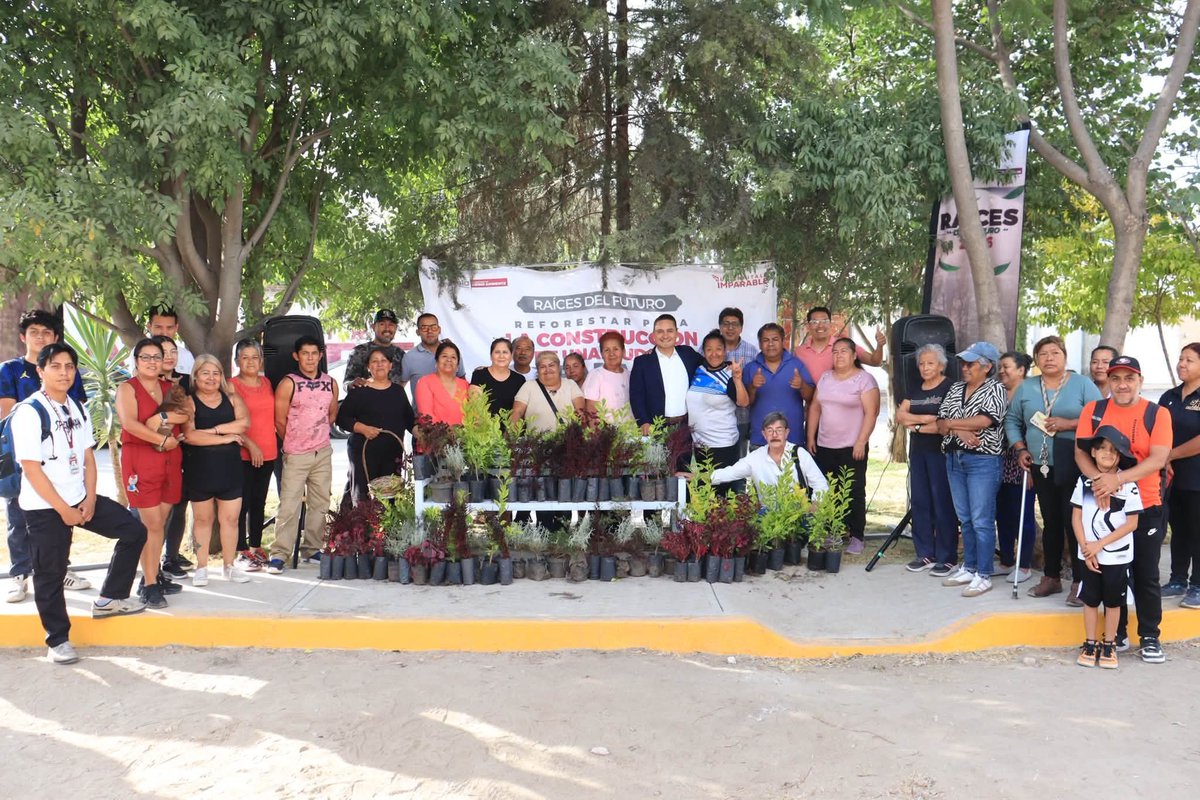 JIvanHerrera_'s tweet photo. ¡Hoy fue un día #Imparable! 🪽
Visitamos a mi amiga Araceli y sus vecinos (as) en Granjas de San Isidro. Compartimos plantas para que reverdezca su barrio. 🌿
El presidente @pepechedrauimx presente en toda la ciudad a través de @AmbientePuebla
#RaícesDelFuturo #IvánHerrera https://t.co/Q5gJ5yKEAC