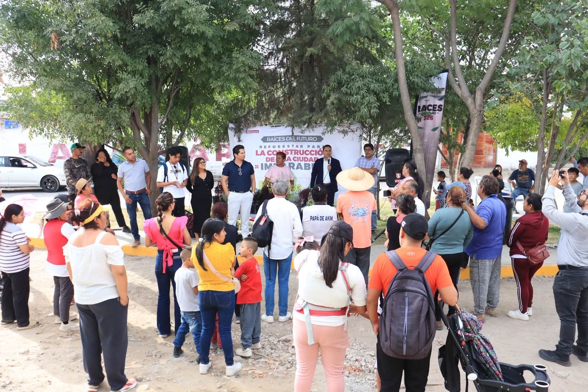 JIvanHerrera_'s tweet photo. ¡Hoy fue un día #Imparable! 🪽
Visitamos a mi amiga Araceli y sus vecinos (as) en Granjas de San Isidro. Compartimos plantas para que reverdezca su barrio. 🌿
El presidente @pepechedrauimx presente en toda la ciudad a través de @AmbientePuebla
#RaícesDelFuturo #IvánHerrera https://t.co/Q5gJ5yKEAC