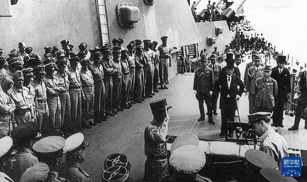 PDChinese's tweet photo. 【81年前的今天日本簽署投降書】1945年9月2日，日本簽署投降書。為了這一勝利，中國軍民浴血奮戰14年。在世界反法西斯戰爭中，中國人民抗日戰爭開始時間最早、持續時間最長、條件最艱苦，付出的犧牲最大。中國軍民以傷亡3500多萬人的代價，牽制了日軍50%以上的海外兵力。珍愛和平，吾輩自強！ https://t.co/Bs74tQSpso