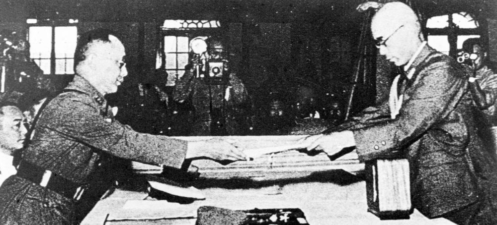 PDChinese's tweet photo. 【81年前的今天日本簽署投降書】1945年9月2日，日本簽署投降書。為了這一勝利，中國軍民浴血奮戰14年。在世界反法西斯戰爭中，中國人民抗日戰爭開始時間最早、持續時間最長、條件最艱苦，付出的犧牲最大。中國軍民以傷亡3500多萬人的代價，牽制了日軍50%以上的海外兵力。珍愛和平，吾輩自強！ https://t.co/Bs74tQSpso