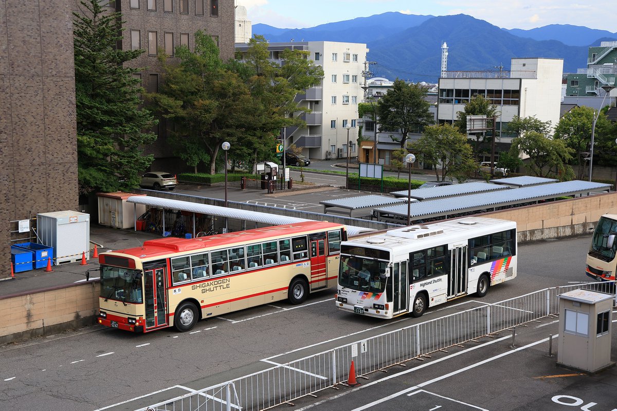 nagaden_bus's tweet photo. 「あれ、お久しぶり‼️元気だったかい？😥」
「やぁ、ちょっと入院🛌してたけど、若返って帰ってきたよ」
「まだまだいけるよね🧑‍🤝‍🧑俺たち❤️‍🔥」
「お互い頑張ろうね💞」
8/21のターミナル横丁が始まる前のひととき😌🚌
久しぶりに顔を合わせられて嬉しいね😆
＃日野ブルーリボン　＃いすゞキュービック https://t.co/sypFruHtdO