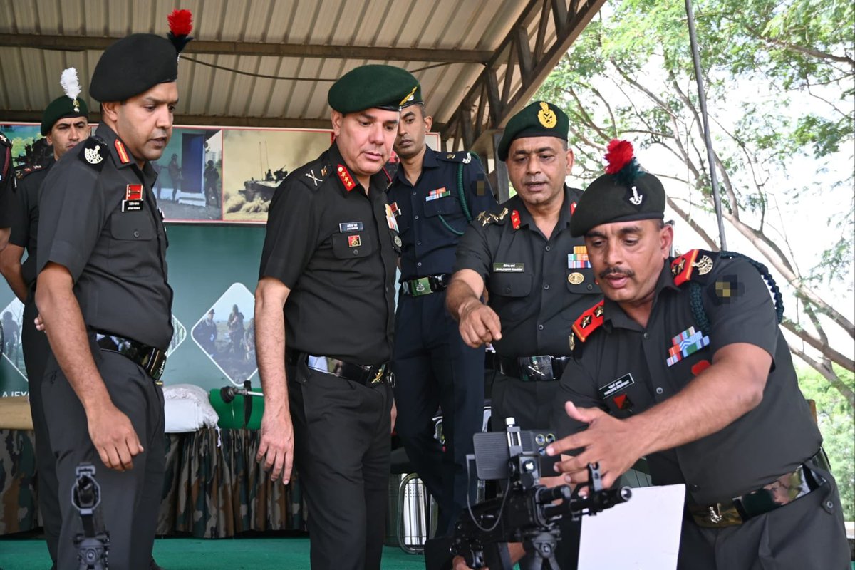 KonarkCorps's tweet photo. Lt Gen AVS Rathee, GOC #KonarkCorps visited Aundh Military Station & reviewed the infrastructure as well as training facilities at the ‘Foreign Training & #MilitaryCivil Fusion (MCF) Training Node’.

The General Officer appreciated the professionalism & MCF initiatives undertaken by #ShivneriBrigade. He interacted with the #CISF personnel undergoing training & felicitated the outstanding achievers.

The Corps Commander lauded the formation for high training standards & #OpPreparedness.🇮🇳

@adgpi
@IaSouthern
@CISFHQrs
@PRODefPune
@DefencePRO_Guj
@PRODefRjsthn