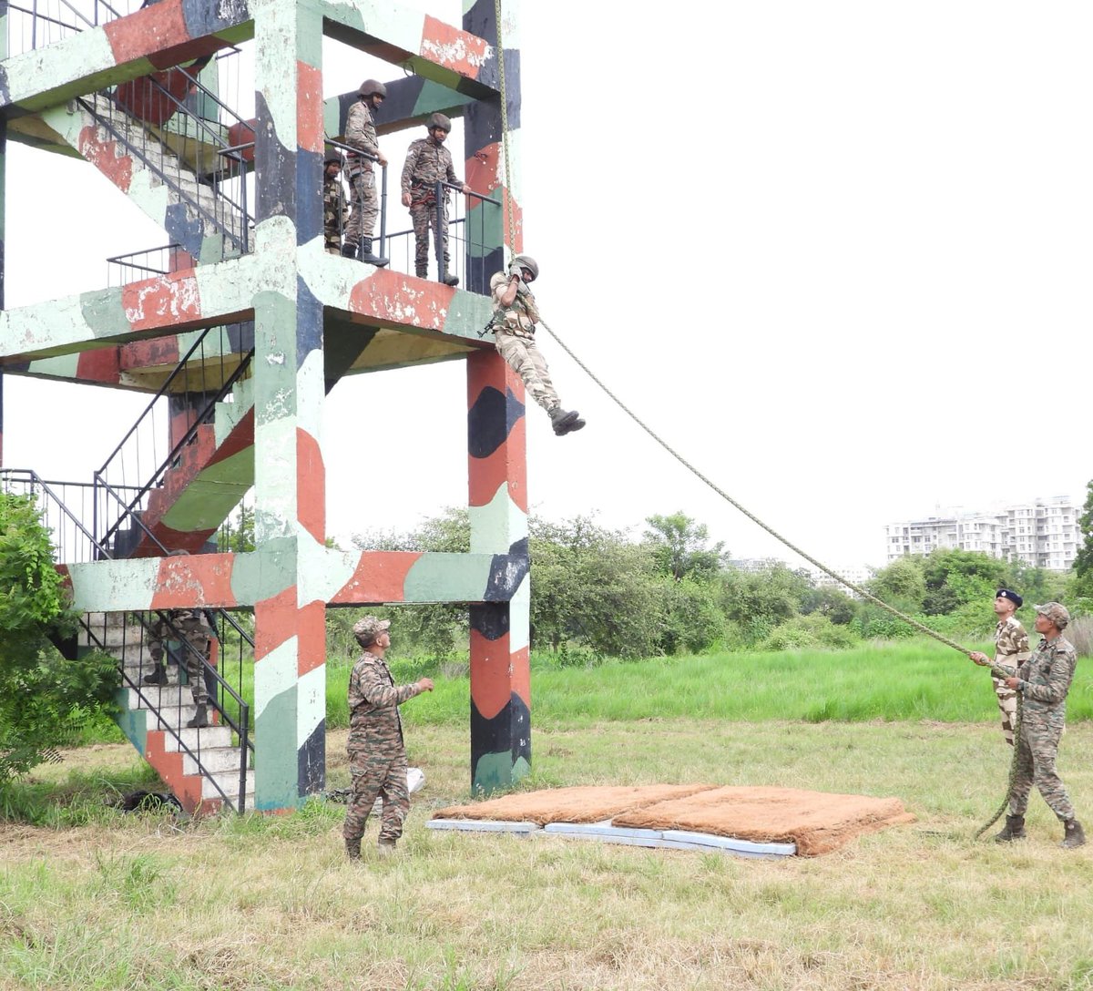 KonarkCorps's tweet photo. Lt Gen AVS Rathee, GOC #KonarkCorps visited Aundh Military Station & reviewed the infrastructure as well as training facilities at the ‘Foreign Training & #MilitaryCivil Fusion (MCF) Training Node’.

The General Officer appreciated the professionalism & MCF initiatives undertaken by #ShivneriBrigade. He interacted with the #CISF personnel undergoing training & felicitated the outstanding achievers.

The Corps Commander lauded the formation for high training standards & #OpPreparedness.🇮🇳

@adgpi
@IaSouthern
@CISFHQrs
@PRODefPune
@DefencePRO_Guj
@PRODefRjsthn