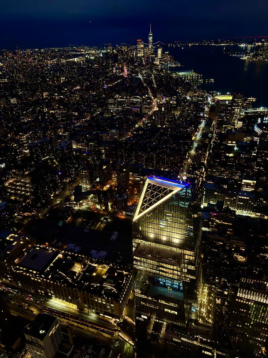 gdmp0's tweet photo. Having lived here for many years, I still find the New York City night view to have a certain authoritative presence. https://t.co/zd1A1m3ji8