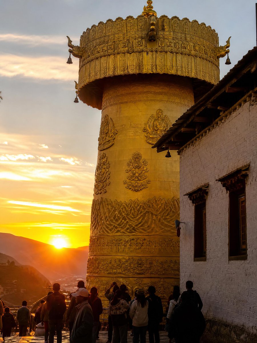 ezentrip's tweet photo. Shangri-La’s Dukezong Ancient Town 🏔️🏮

At over 3,000 meters above sea level, Dukezong is a beautiful blend of Tibetan culture and ancient Silk Road history.
#Dukezong #ShangriLa #Yunnan #TibetanCulture #ChinaTravel https://t.co/Th7qy7OhGb