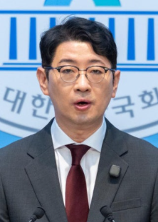 Gray4860's tweet photo. 대한민국 대표 찌질이 국회의원 주진우🤬

주진우 "용혜인, 안산 주택 중국인에 되팔아…
년 새 2000만 원 차익"

주진우의원은 용혜인 후보자가 2021년 4월
경기 안산시 상록구 사동 소재 5층짜리 공동주택 건물을 2억4,500만 원에 산 뒤,
2022년 3월 2억6,500만 원에 매각했다.
매입자는 경기 안산시에 사는 중국인으로 적혀 있다.

주 의원은 "'부동산 불로소득 타파' 외치더니,
본인은 중국인에게 단타 매매를 했다"며 장관 지명 철회를 촉구했다.

한 3억에 팔았으면 그럴만한데
2000천만원 남긴게 그게 남긴거냐 이 찌질이 의원아
하차해라 ㅎㅎ