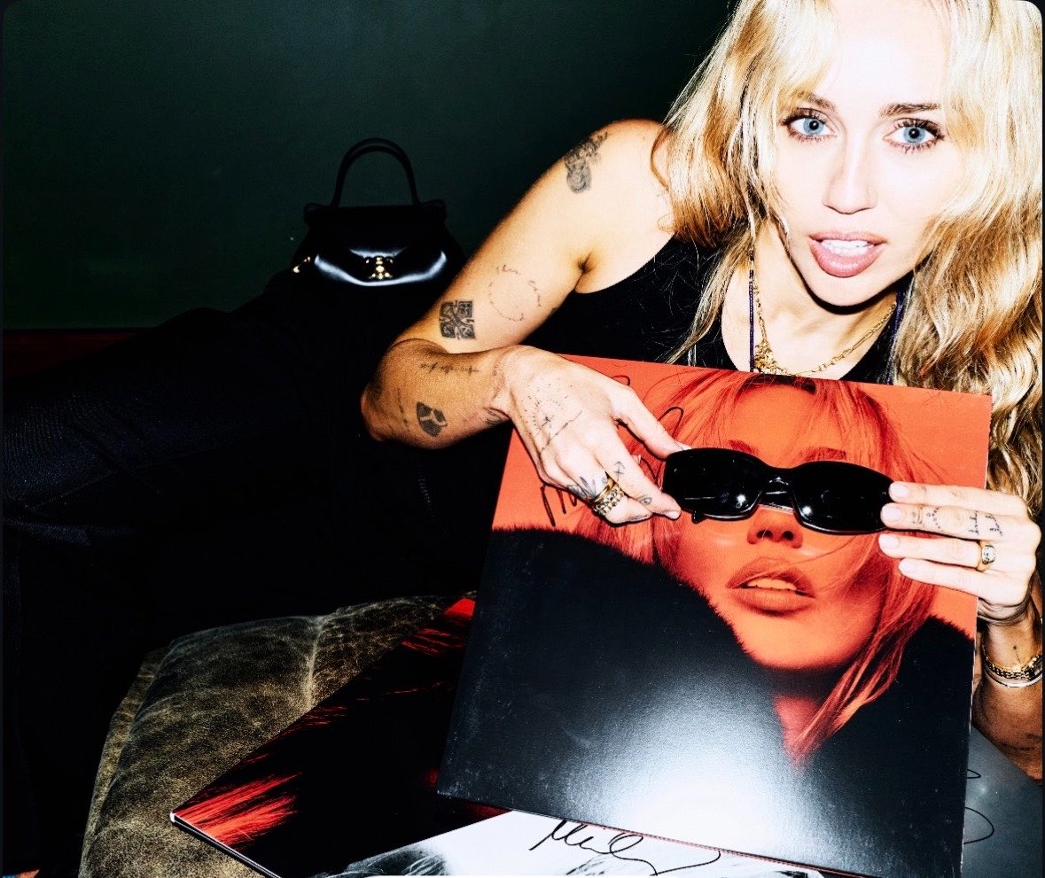 MileyCyrusBR's tweet photo. Miley assinando o vinyl do seu novo álbum  via Instagram. https://t.co/UdziIfKM21