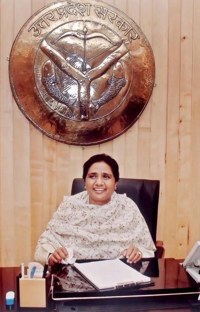 jitu_rajoriya's tweet photo. जैसे राजाओं के राजा सम्राट अशोक ने अपने शासन में दया, करुणा, सत्य और मानवता का मार्ग बताने वाले गौतम बुद्ध को पूरे देश/विदेश में स्थापित कर दिया था वैसे ही जब बहन कुमारी मायावती जी को उत्तर प्रदेश में मुख्यमंत्री बनने का मौका मिला तो उन्होंने समानता, सामाजिक न्याय के लिए संघर्ष करने वाले एवं मानवतावादी विचारधारा के संतों एवं महापुरुषों को याद करते हुए उनके नाम पर यूनिवर्सिटी, कॉलेज, जिला, अस्पताल और भव्य व विशाल स्मारक स्थल बनवाकर उन्हें स्थापित किया।

हमने बहन कुमारी मायावती जी जिन कार्यों की उम्मीद की उसे कई गुना ज़्यादा उन्होंने करके दिखाया लेकिन अब फिर से सरकार कई सरकारी स्कूलों को बंद करने जा रही हैं और जिसमे अधिकतर ग़रीब शोषित वंचित वर्ग के बच्चे पढ़ते हैं जो शिक्षा से वंचित हो जाएँगे तो अब ऐसे में एक ही रास्ता बचा है कि फिर से हमें बहन कुमारी मायावती जी की सरकार बनानी होगी ताकि फिर से सरकारी स्कूलों को बहाल किया जाए और नए स्कूल खोले जाएं जिससे हर ग़रीब शोषित वंचित वर्ग के बच्चे शैक्षिक रूप से मज़बूत हों।