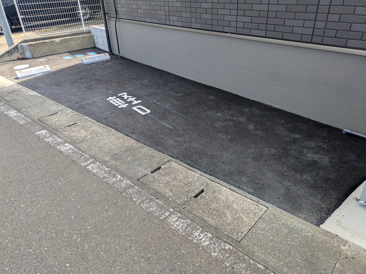 6_7kou's tweet photo. 新築アパートの駐車場だけど狭すぎない？道路にはみ出さずに駐車できるんかな。側溝の上に収まればセーフ？ https://t.co/VmyuDjfVbP