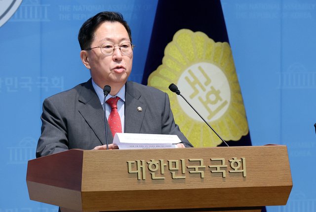 speanmilek's tweet photo. The nuclear submarine bill highlights South Koreas security concerns, but the direct presidential oversight system may lead to disputes regarding administrative overreach. https://t.co/lu89D5ZONv