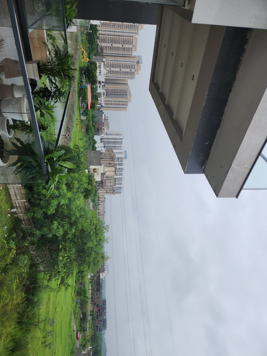 avinashupcop's tweet photo. लखनऊ में कई दिनों से बारिश थमने का नाम ही नहीं ले रही… 🌧️😂
अब सरका�� को गंभीरता से सोचना चाहिए कि लखनऊ का नाम बदलकर ‘चेरापूंजी’ कर ही देना चाहिए।
बस फर्क इतना है कि यहाँ बादलों के साथ ट्रैफिक जाम भी बोनस में मिलता है। 😄 https://t.co/1pdLD6WwHG