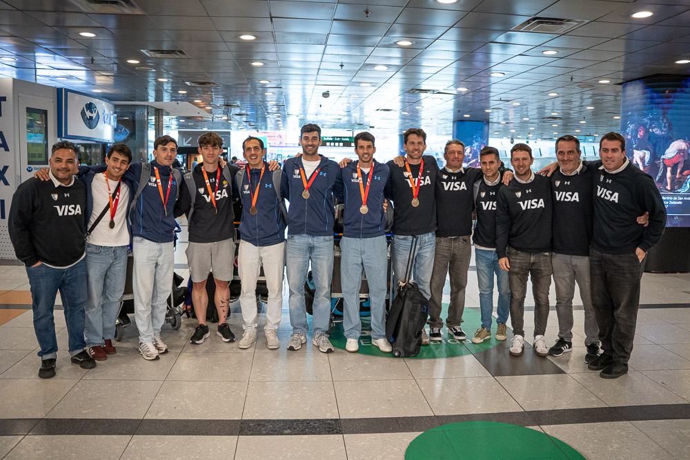 ArgFieldHockey's tweet photo. LOS LEONES REGRESARON AL PAÍS CON EL BRONCE MUNDIALISTA 🇦🇷🥉 https://t.co/a0wFV6ZOph