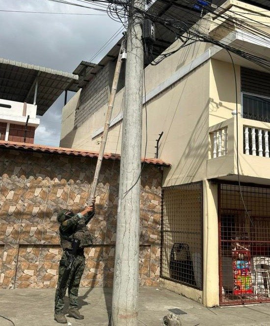 FuerzaAereaEc's tweet photo. ▪️👮 Operaciones militares desmantelan red ilegal de videovigilancia

▪️🇪🇨 La 𝗙𝘂𝗲𝗿𝘇𝗮 𝗱𝗲 𝗧𝗮𝗿𝗲𝗮 𝗖𝗼𝗻𝗷𝘂𝗻𝘁𝗮 "𝗠𝗮𝗻𝗮𝗯𝗶́" durante una operación de rastrillaje militar ejecutada en el sector Los Esteros del cantón #Manta, identificó y retiró cámaras de videovigilancia instaladas de manera ilegal en postes de uso público. Las @FFAAECUADOR ejecutamos operaciones permanentes para contribuir con la seguridad del país.