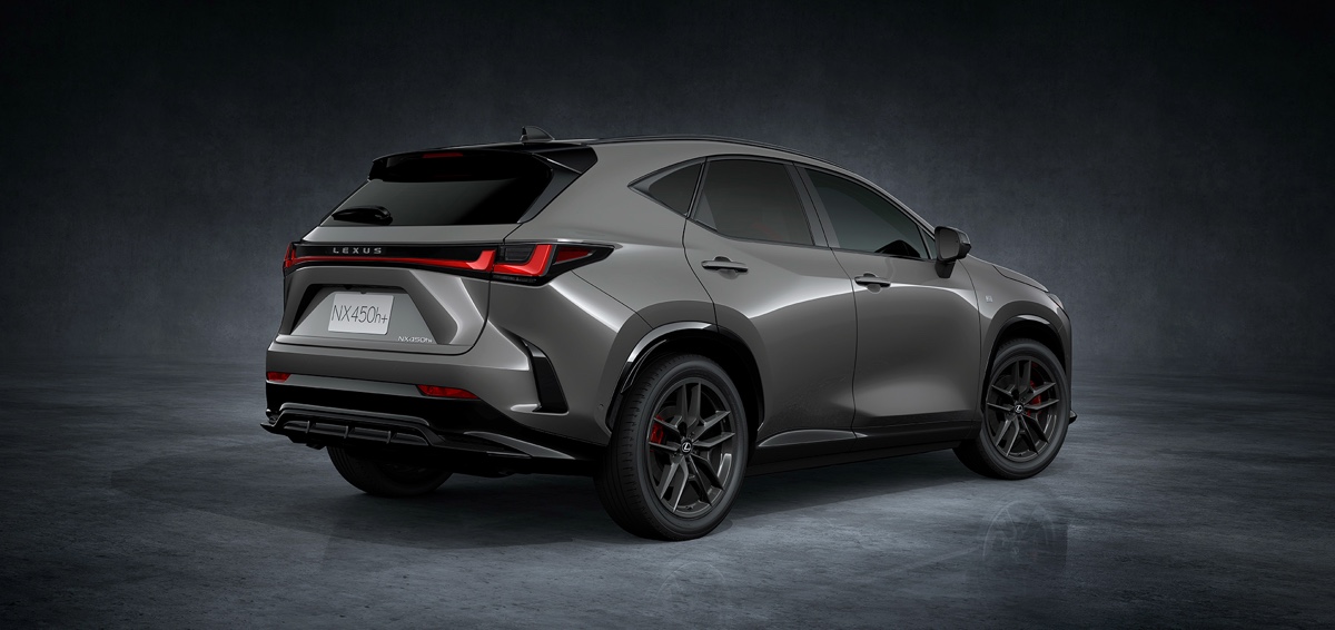 trans_car_jp's tweet photo. 改良新型レクサスNXが電動化を強化。
PHEV「450h+」は新開発バッテリーで容量30％向上、DC急速充電に対応。
日本WLTCのEV航続は140km超を目標とする。
2026年末以降、各地域で順次発売予定。

#レクサス #レクサスNX https://t.co/57aXm6nVxO