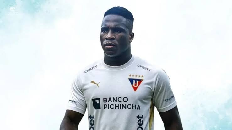 mundoalboec's tweet photo. Josué Cuero debe ser el peor lateral derecho que jugó en Liga, en los últimos 30 años. No es jugador profesional de fútbol, que pensaba Eduardo Álvarez al traerlo, es el único culpable de esta limitada plantilla que se puede quedar fuera de Copa. https://t.co/vbvmUpKb8c
