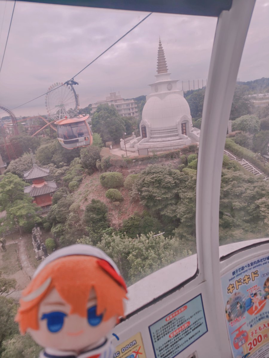 hina0312's tweet photo. 昨日は学校帰りにすぐ出発して15時からの割引パスポートで入園！何年ぶり!?15～6年振り!?のよみうりランドでした。あの白い建物よ…(笑)みんなでよく写真撮ったよね…(笑)絶叫系何回も乗りまくり、子供向けも沢山乗りました！激すきでよかった！恒例の絶対タルちゃんと映りたいたろちゃんを添えて。 https://t.co/hz4CopXl5F