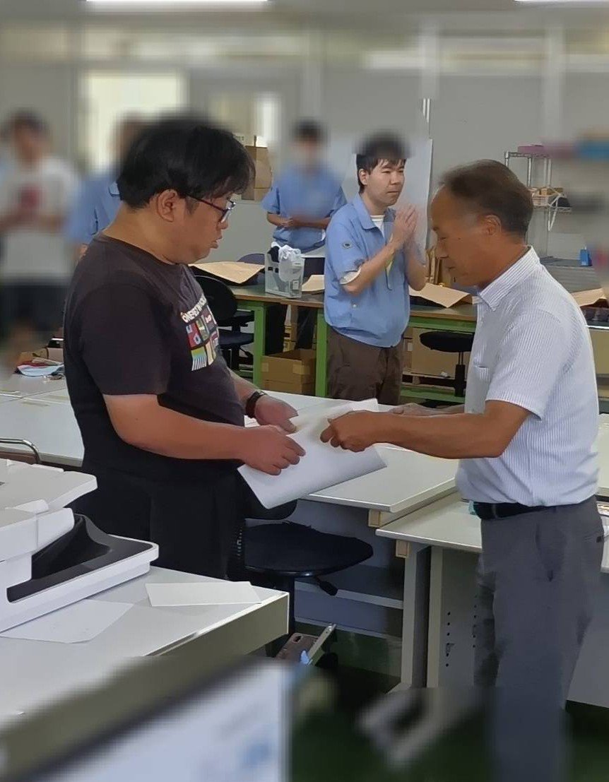 colony0051's tweet photo. 皆さんこんにちは☀
昨日、作業所では皆勤賞、精勤賞の授与式を行いました！

今回の授与式では皆勤賞４名、精勤賞２名、計６名の方が授与されました🎉㊗️
おめでとうございます👏

授与された方々は継続し、他の方々も授与された方々を模範にしてこれからも頑張ります！💪
#表彰 https://t.co/TX5cLHgsBM