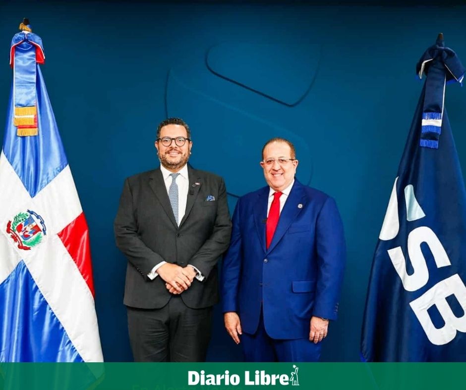 DiarioLibre's tweet photo. 🗳️ |#PolíticaDL| Así fue juramentado Enmanuel Cedeño como nuevo superintendente de Bancos
Estos son los detalles del acto de juramentación 🔗 https://t.co/b1ond0tuM7
📷Foto: CEDIDA POR LA PRESIDENCIA
#DiarioLibre #MagínDíaz #Bancos #Superintendente https://t.co/mdeiphGNpM