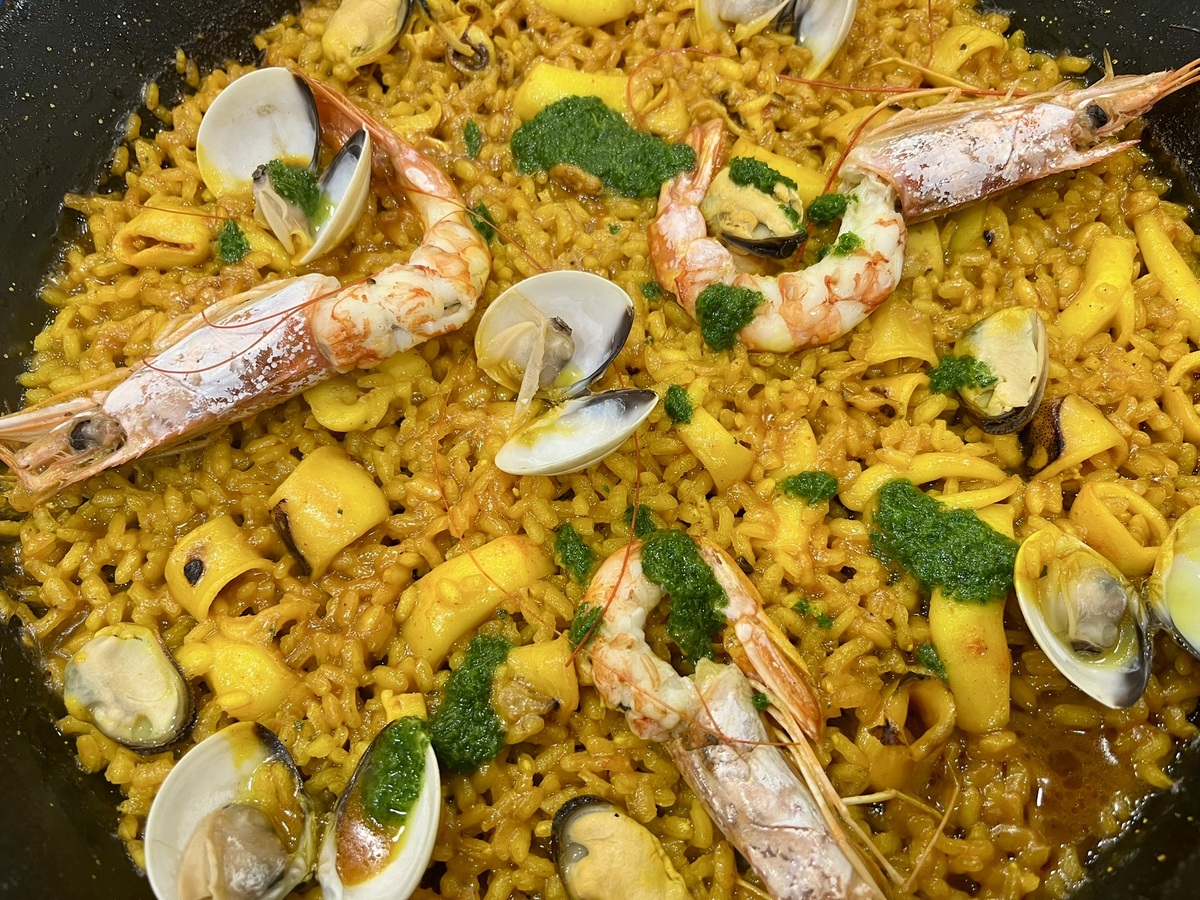 KennedyWinvpjx's tweet photo. Paella valenciana con mariscos frescos, sabor mediterráneo directo a tu día! https://t.co/lhOaTYmVKW