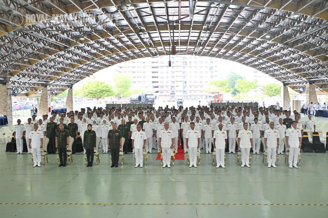 MkPLTLDM's tweet photo. Majlis Serah Terima Tugas Komander Pangkalan Lumut.

Kepimpinan beralih daripada YBhg Kept Hj Shaiful Fadzli bin Ismail TLDM kepada Kept Mohd Zaidi bin Ibrahim TLDM.

Selamat datang dan selamat menjalankan tugas. https://t.co/84y7KEoF26