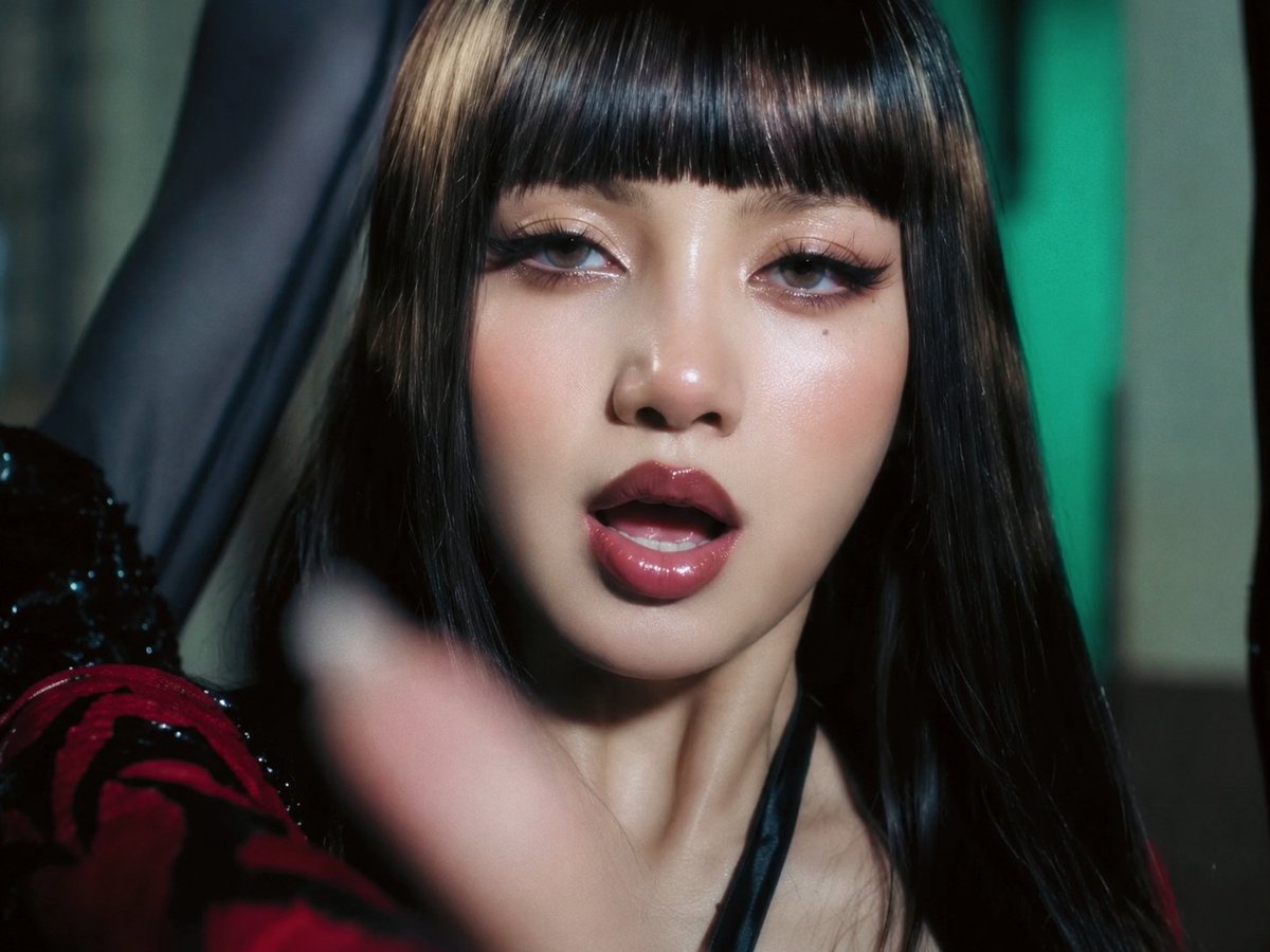 PopKmmm68917's tweet photo. #LISA https://t.co/PThqr9D8Jv