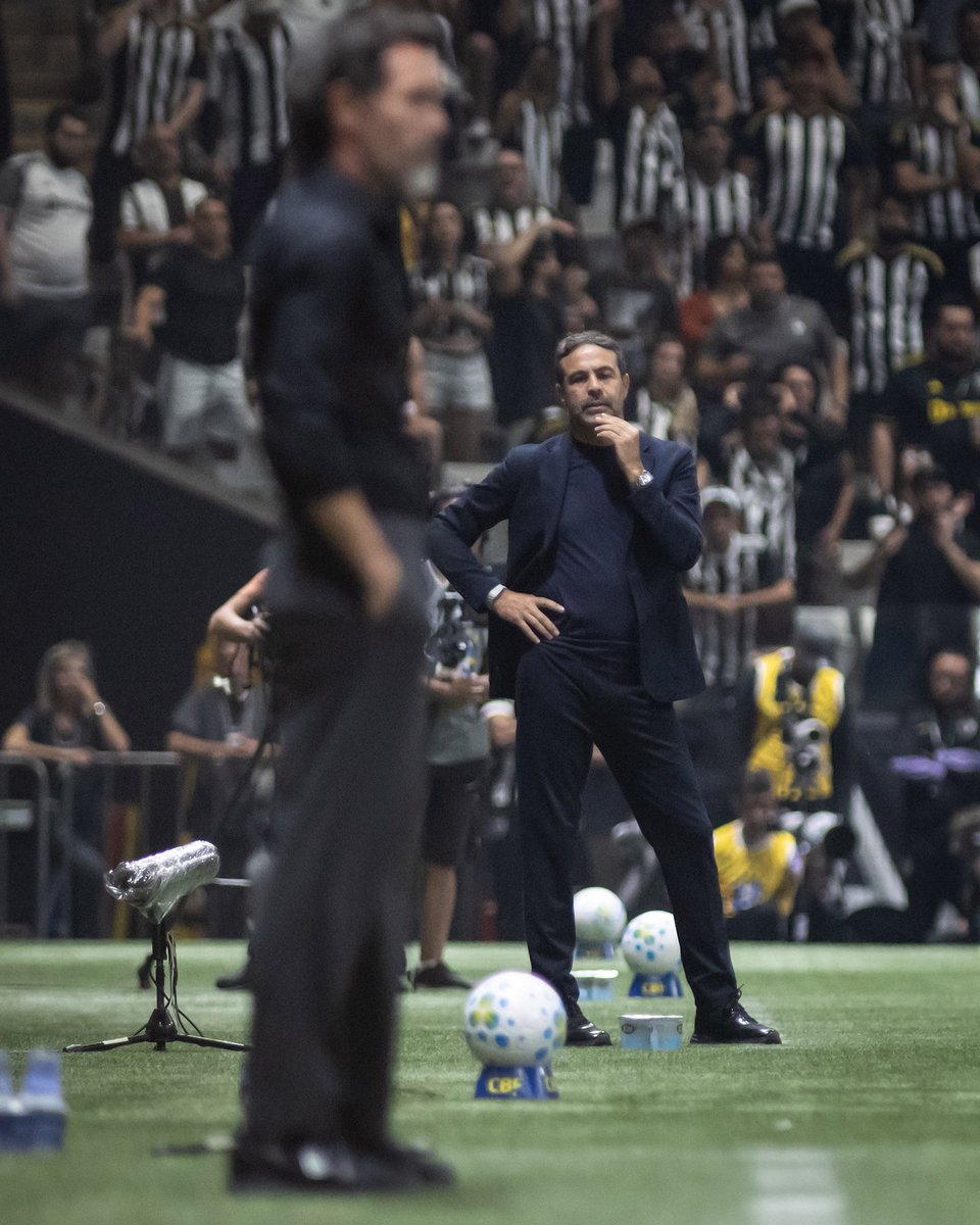 Gui_alvesc's tweet photo. Eliminação do Cruzeiro hoje tem nome e sobrenome: Artur Jorge. Claro que alguns jogadores foram abaixo. Villalba não foi bem, Gerson errou DEMAIS, Pereira apareceu pouco… mas hoje, tudo que o Artur Jorge poderia errar ele errou. 

Sabia que o time tinha um problema de espaçamento no meio e entrou mais uma vez com o mesmo time que sobrecarrega a dupla de volantes. Viu o Villalba amarelado e tomando um banho do Cuello, sem cobertura do Wesley, e não tirou o jogador… o resultado? Expulso. Com um a menos, manteve três atacantes e dois volantes… o resultado: os dois gols saem em jogadas pelo meio. 

As convicções do técnico do Cruzeiro - que tem todos os méritos por ter feito o que fez até aqui no Brasileiro - falaram mais alto do que a razão. Errar é humano. Permanecer no erro é burrice. 

E vou bater em outra tecla que batemos desde o início do ano: o elenco passa muito longe do que prometeram. Segue curto e desequilibrado.