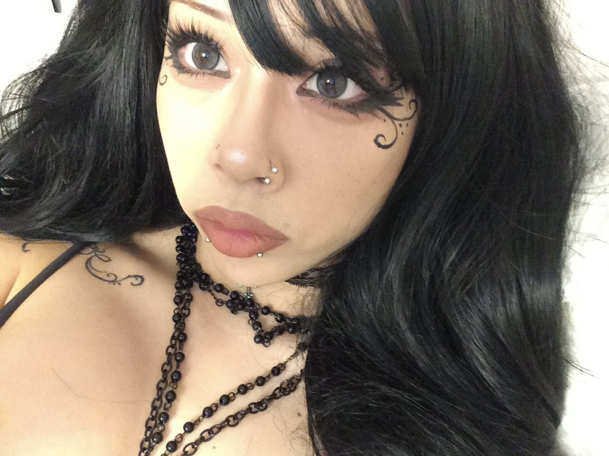 succubuswifeee's tweet photo. https://t.co/ZMql5gce8V