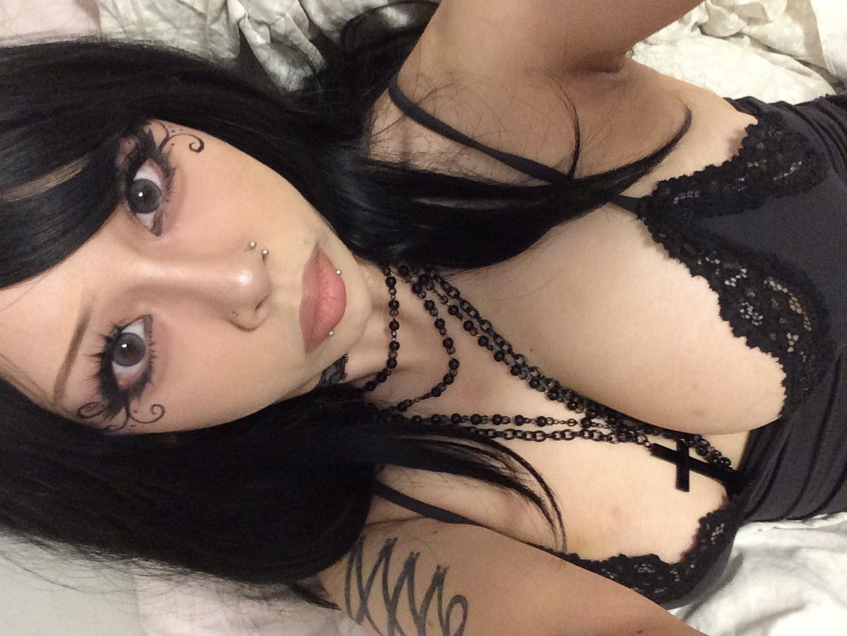 succubuswifeee's tweet photo. https://t.co/ZMql5gce8V