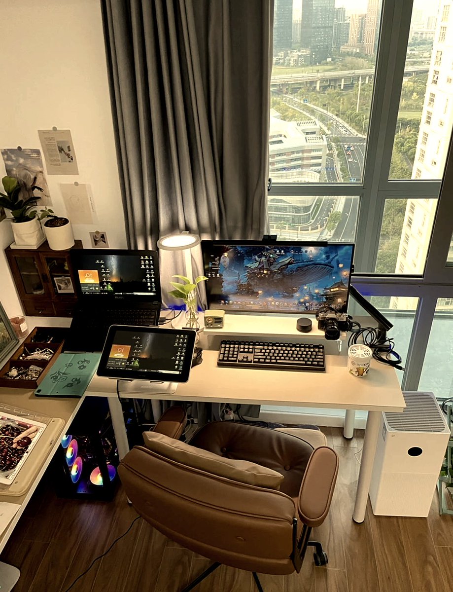 LeilaColtoec's tweet photo. Mi escritorio ideal: ordenado, con mi laptop, una planta pequea y un café! Productivo y acogedor https://t.co/9S5EQvFCiD