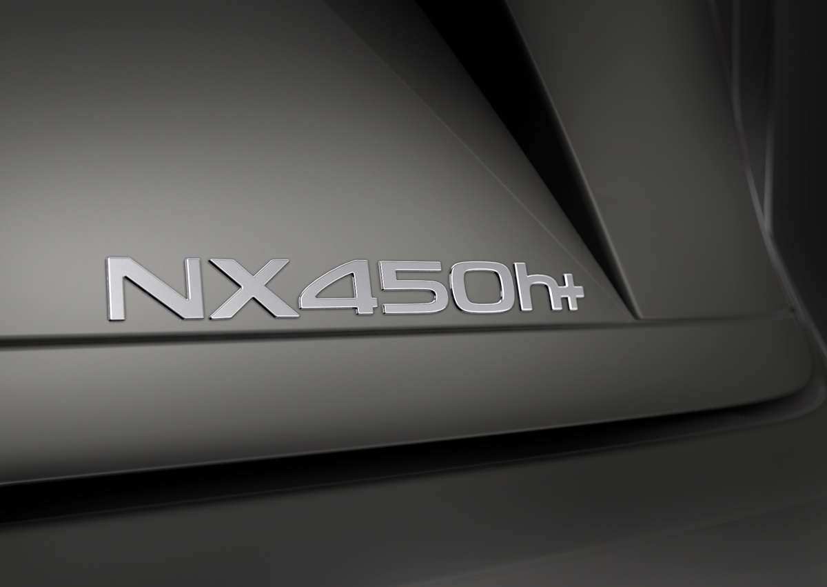 trans_car_jp's tweet photo. 改良新型レクサスNXが電動化を強化。
PHEV「450h+」は新開発バッテリーで容量30％向上、DC急速充電に対応。
日本WLTCのEV航続は140km超を目標とする。
2026年末以降、各地域で順次発売予定。

#レクサス #レクサスNX https://t.co/57aXm6nVxO