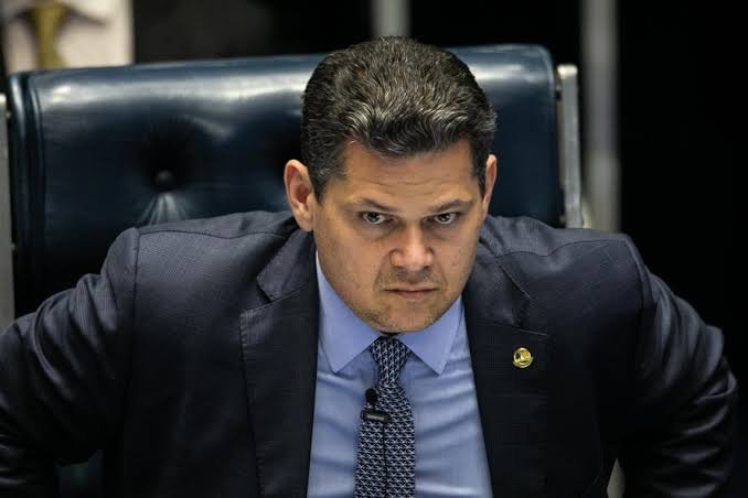 PrimeiroFront's tweet photo. 🔴ÚLTIMA HORA: Alcolumbre sai em defesa de Alexandre de Moraes é diz que vai travar todos os pedidos de impeachment.

"Enquanto eu estiver aqui, a resposta é NÃO" https://t.co/mrDWVqBVB7