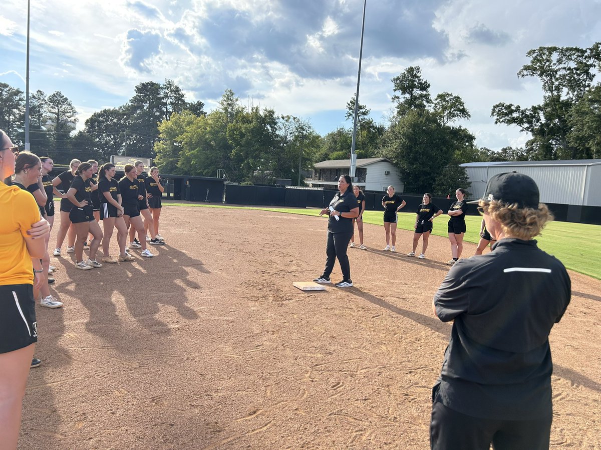 ElzeyMatt's tweet photo. The Birds were getting some base running knowledge from Coach today! 🏃‍♀️💨 
They were going so fast they almost took flight! Another great day on the field!
🖤💛🦅🥎🔥
#SMTTT
#ITWIT
#LunchPailKids https://t.co/RfoDFttAtt
