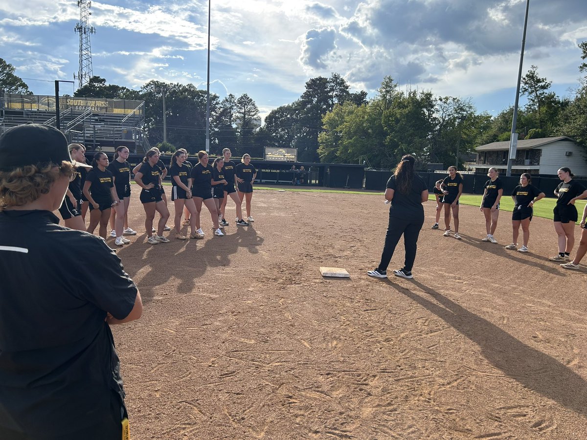 ElzeyMatt's tweet photo. The Birds were getting some base running knowledge from Coach today! 🏃‍♀️💨 
They were going so fast they almost took flight! Another great day on the field!
🖤💛🦅🥎🔥
#SMTTT
#ITWIT
#LunchPailKids https://t.co/RfoDFttAtt