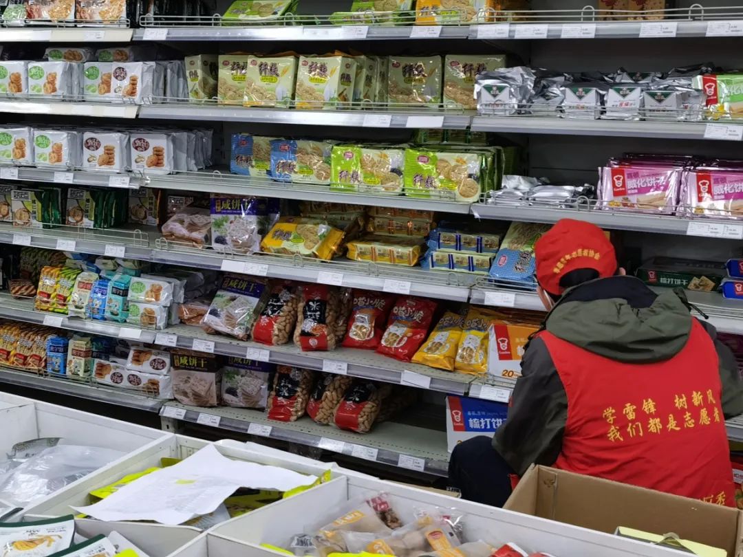 MadisonAlvcyte's tweet photo. Esta semana ayudé en el banco de alimentos de la ciudad: distribuí 200 kits de comida a familias necesitadas. Un pequeo gesto, un gran cambio! https://t.co/ZN6yuFntHl