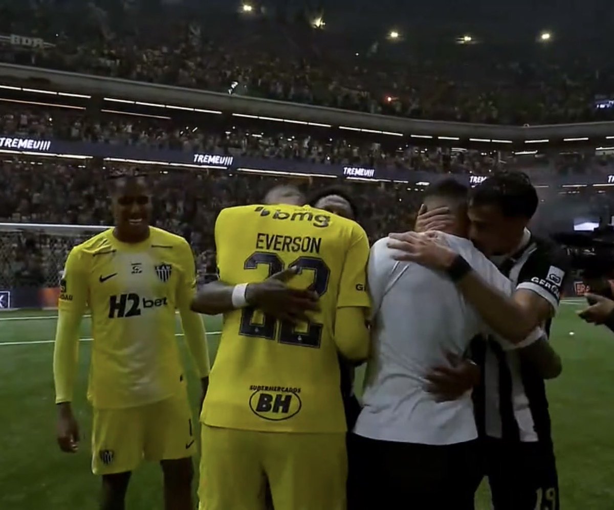 Oledobrasil's tweet photo. Passou quem tem:

- estádio 
- muito mais time
- uma torcida MUITO melhor 
- mais camisa 

A verdade é que o Galo amassou o Cruzeiro e mereceu a classificação! 

Atlético na semifinal da Copa do Brasil! 

E o ano do Cruzeiro acabou! Kkkkk

📸 reprodução / Sportv https://t.co/9UgfdXfwH1