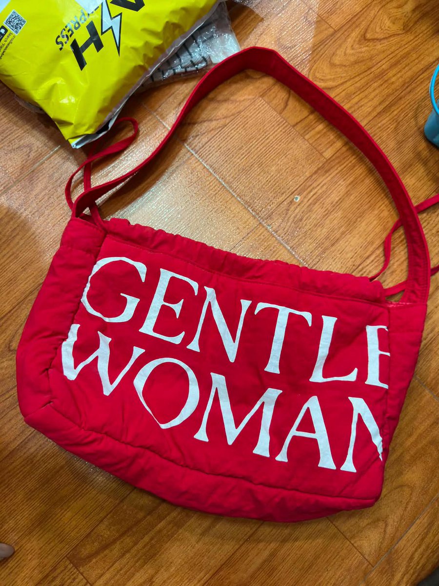 StoreNightmare's tweet photo. ส่งต่อกระเป๋า gentlewoman สีแดง ใช้น้อยมาก สภาพยังดีมาก 650฿ รวมส่ง (ภาพเพิ่มเติมทักเดมได้คับ) 🫧🫶🏼🎨 #ส่งต่อกระเป๋า #ส่งต่อเสื้อผ้า #ส่งต่อเสื้อผ้ามือสอง #gentlewoman https://t.co/fx2p9dYw6Q