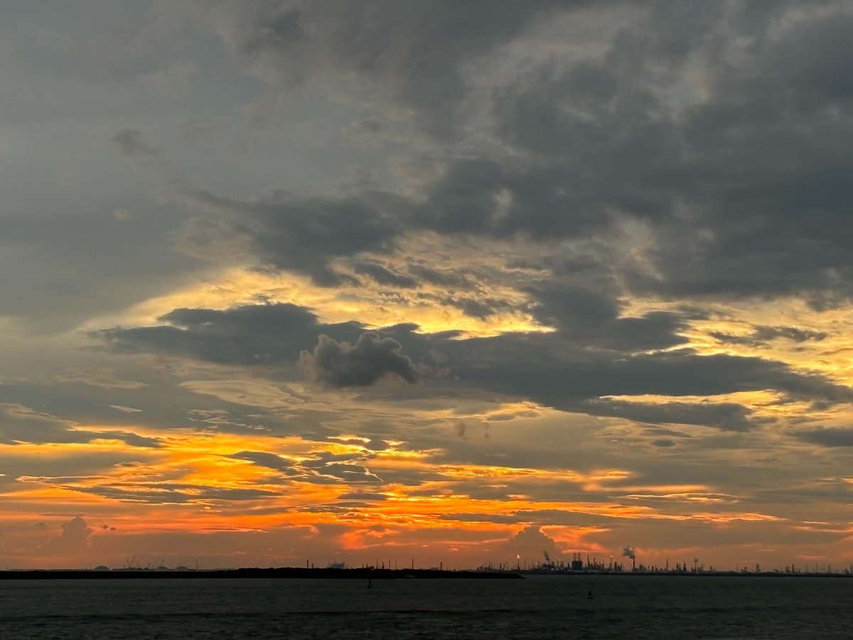 GalvestonFerry's tweet photo. Tonight's commute came with a front-row seat to this incredible sunset. ✨ #FerrySunset https://t.co/rez4t21yKA