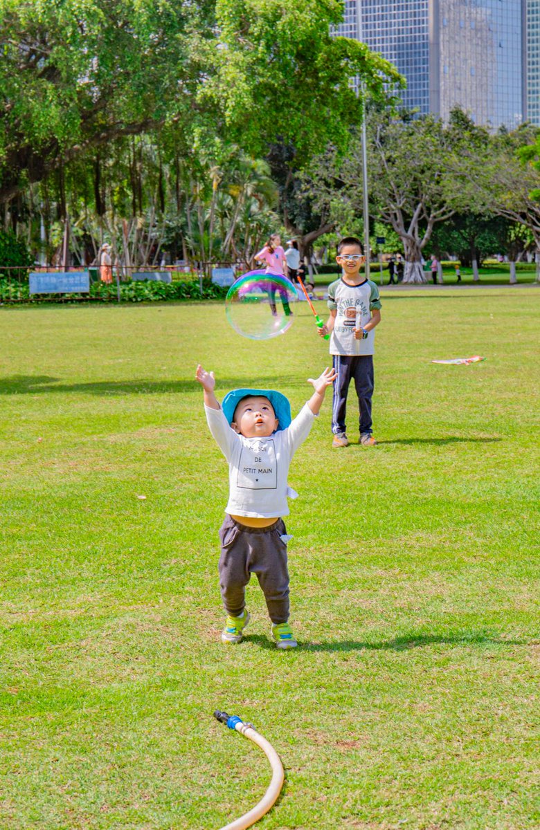 LuciaTrinkazoc's tweet photo. Jugamos al escondite en el parque hoy! Mi hijo se escondió tan bien que lo encontré con un helado de vainilla en la mano  Un día perfecto para compartir y crear recuerdos ， https://t.co/rRmI36Gedh
