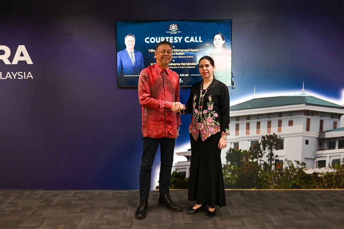 MalaysiaMFA's tweet photo. ° Deputy Secretary General for Bilateral Affairs, Dato’ Syed Mohamad Hasrin Tengku Hussin received a courtesy call from the Ambassador of the Republic of Cuba to Malaysia, H.E. Yadira Ledesma Hernández, on 28 August 2026.

° During the meeting, both sides discussed the close cooperation between Malaysia and Cuba at both bilateral and multilateral levels, while exchanging views on current issues of mutual interest.
 
🇲🇾🤝🏻🇨🇺

#WismaPutra #MalaysiaCuba #BilateralAffairs #DiplomasiMADANI #MalaysiaMADANI #TaatSetia