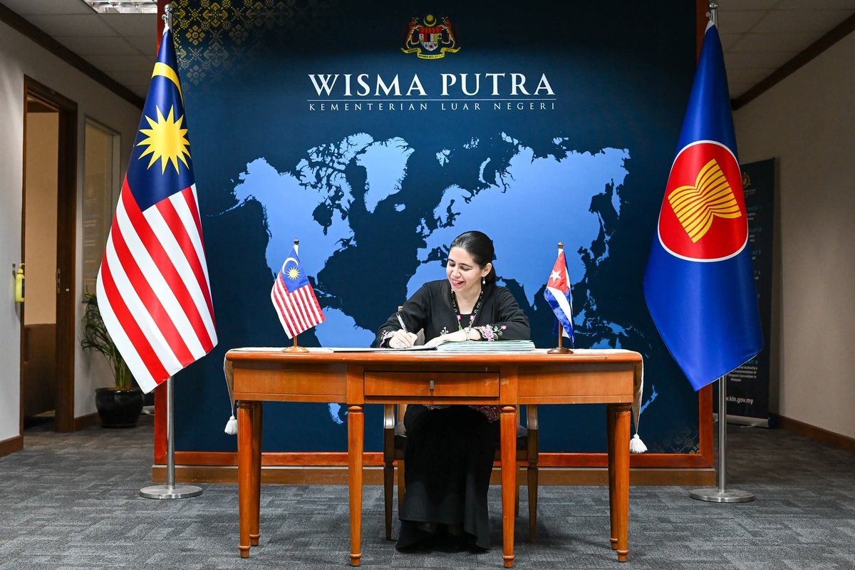 MalaysiaMFA's tweet photo. ° Deputy Secretary General for Bilateral Affairs, Dato’ Syed Mohamad Hasrin Tengku Hussin received a courtesy call from the Ambassador of the Republic of Cuba to Malaysia, H.E. Yadira Ledesma Hernández, on 28 August 2026.

° During the meeting, both sides discussed the close cooperation between Malaysia and Cuba at both bilateral and multilateral levels, while exchanging views on current issues of mutual interest.
 
🇲🇾🤝🏻🇨🇺

#WismaPutra #MalaysiaCuba #BilateralAffairs #DiplomasiMADANI #MalaysiaMADANI #TaatSetia