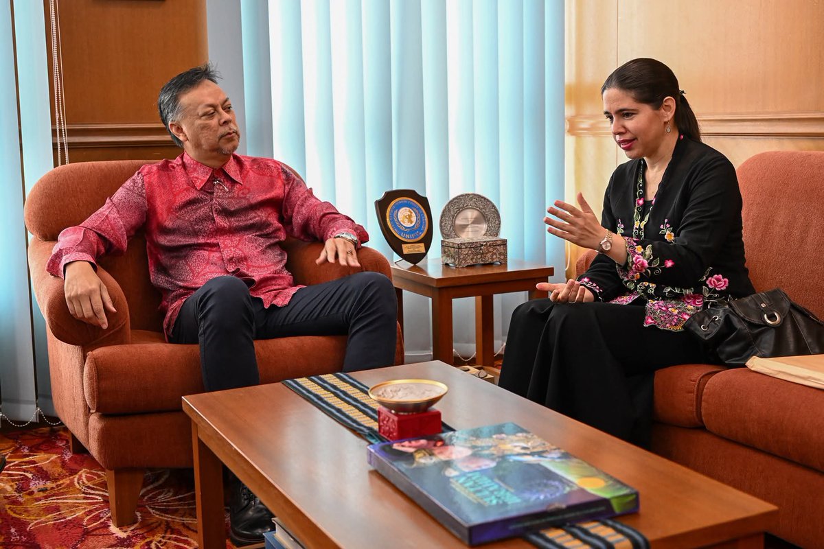 MalaysiaMFA's tweet photo. ° Deputy Secretary General for Bilateral Affairs, Dato’ Syed Mohamad Hasrin Tengku Hussin received a courtesy call from the Ambassador of the Republic of Cuba to Malaysia, H.E. Yadira Ledesma Hernández, on 28 August 2026.

° During the meeting, both sides discussed the close cooperation between Malaysia and Cuba at both bilateral and multilateral levels, while exchanging views on current issues of mutual interest.
 
🇲🇾🤝🏻🇨🇺

#WismaPutra #MalaysiaCuba #BilateralAffairs #DiplomasiMADANI #MalaysiaMADANI #TaatSetia