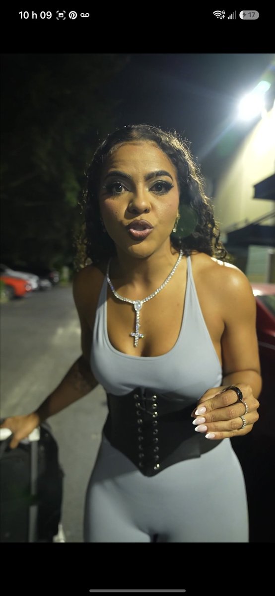 natouille22's tweet photo. She had a ring https://t.co/yRzfyl4VLv